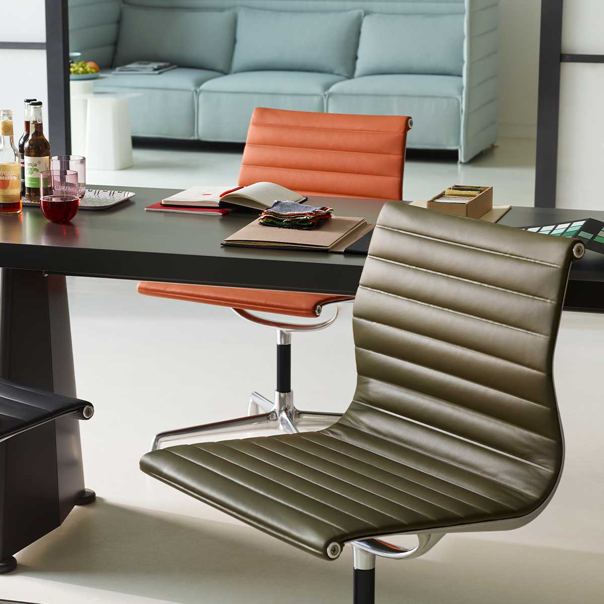 product-color-Aluminium Chair EA 101